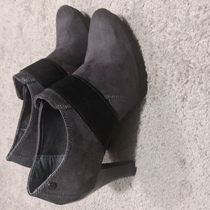 Dana Buchman Size 6 Gray Heels